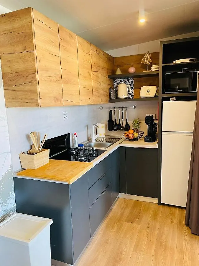 Iris Holiday Homes Biograd Na Moru 4*,