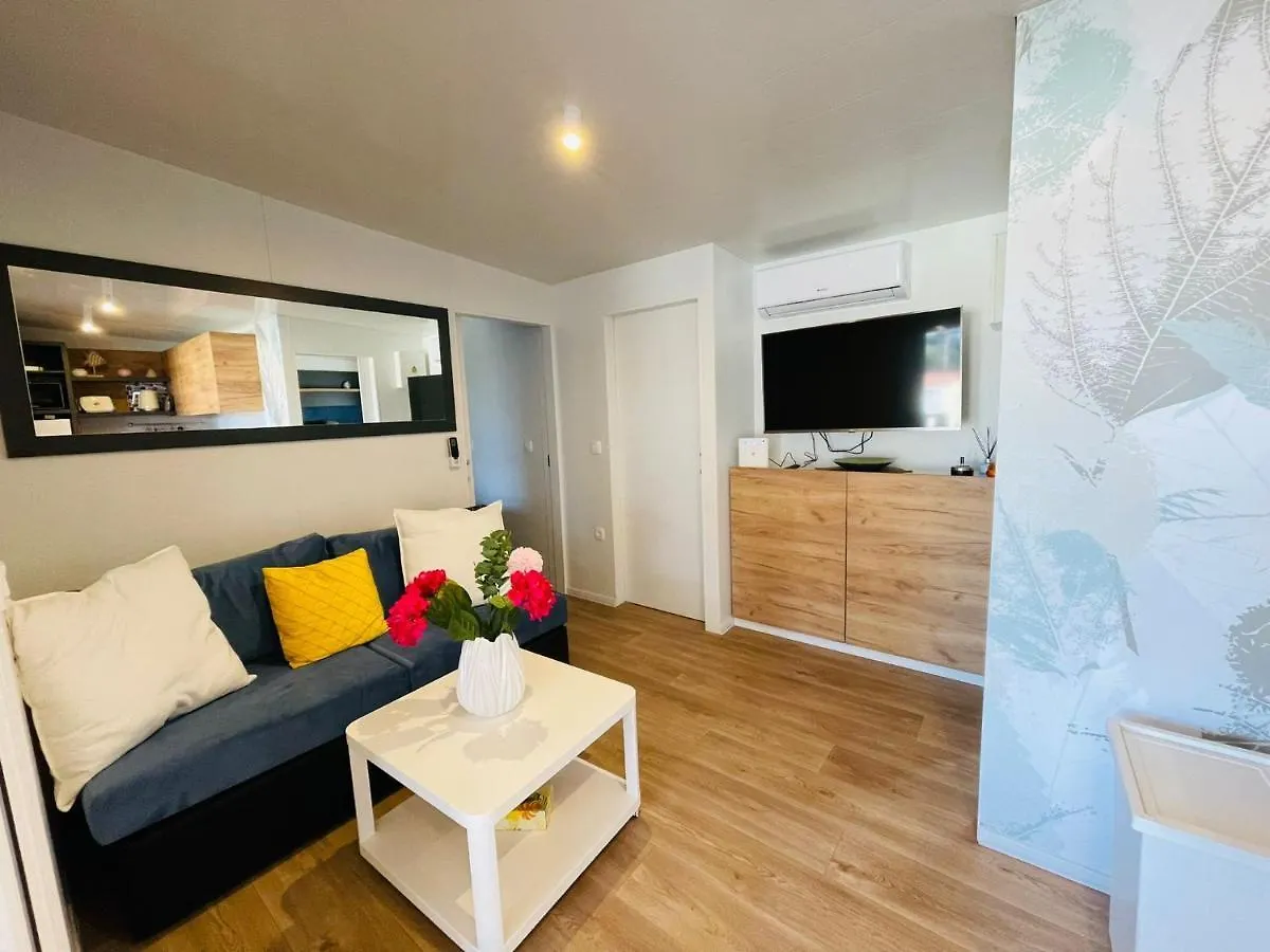 Iris Holiday Homes Biograd Na Moru 4*,